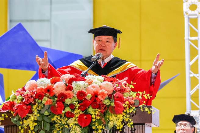 元智大学校董事会董事长徐旭东蒞临毕业典礼致词勉励毕业生。（桃园市政府提供／蔡明亘桃园传真）