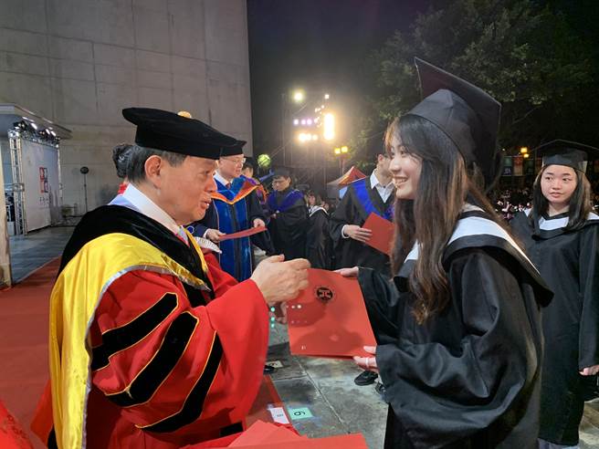 今年元智大学毕典主题为「启航」，象徵年轻学子的初心将成为灯塔，引领自己通过它，在耀眼银河下准备启航。（元智大学提供／蔡明亘桃园传真）