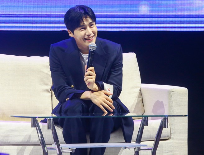 金宣虎数度被台下粉丝热情的回应逗到害羞。（粘耿豪摄）