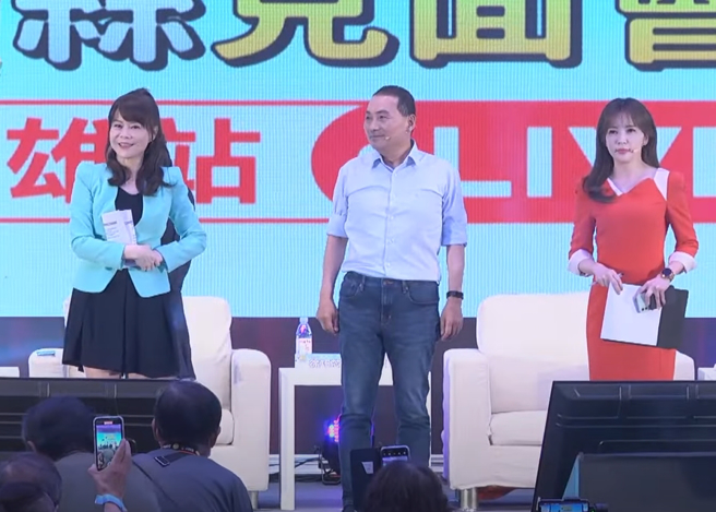 侯友宜27日到冈山享温馨参加「董事长开讲」粉丝见面会网路直播节目，这也是侯友宜宣布参选总统后，高雄首场对外开放的造势晚会。（翻摄自《董事长开讲》YouTube）