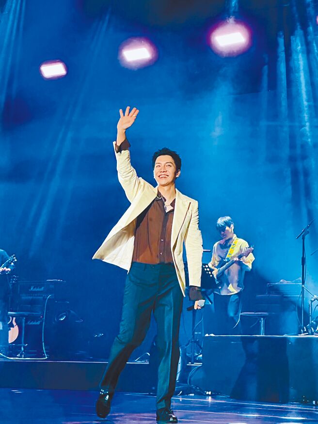 李昇基上周来台开唱，打招呼时不慎露点。（读者提供）