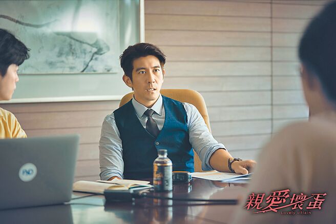 修杰楷在《亲爱坏蛋》饰演无意继承家族企业的主持人。（TVBS提供）