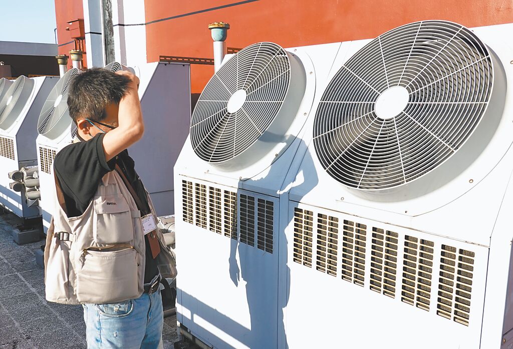 隨著夏日來臨天氣逐漸炎熱，各大樓空調系統也全力啟動，史上最貴電價即將在6月登場，千度用電量比去年5月貴超過5成。（姚志平攝）