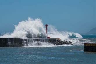 瑪娃颱風進逼 台東沿海出現「晴天巨浪」比燈杆還高