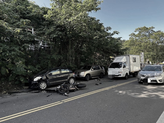 BMW擦撞紅牌重機 騎士噴飛衝撞小貨車重傷送醫