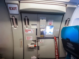 飛行中開艙門險出人命 韓亞航停售「這機型」逃生門旁座位