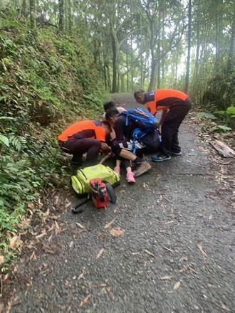 台南大凍山枯木砸2女童 姊姊當場昏迷 山友接力揹下山送醫