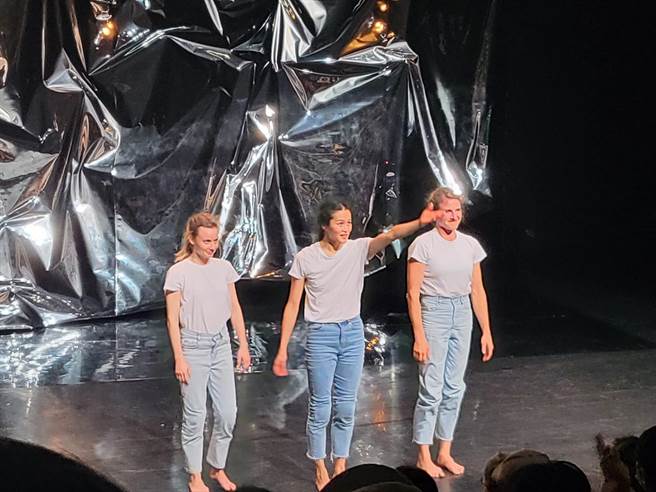 编舞家李贞葳在7年内四度入围台新艺术奖，今年与夫婿法库亚．佐坦以《崩—无尽之下》拿下表演艺术奖。图为去年演出现场。（李欣恬摄，资料照片）