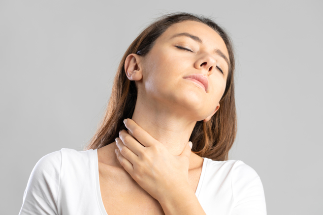 一名女子平时不菸不酒、不嚼槟榔，因喉咙痛就医发现，罹患扁桃腺癌，原来病因是感染人类乳突病毒（HPV）。（示意图／Shutterstock ）