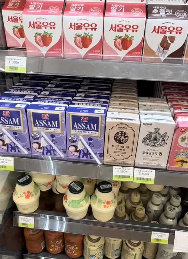 不少网友在南韩看到阿萨姆芋香口味奶茶。（图／翻摄自爆废公社二馆）