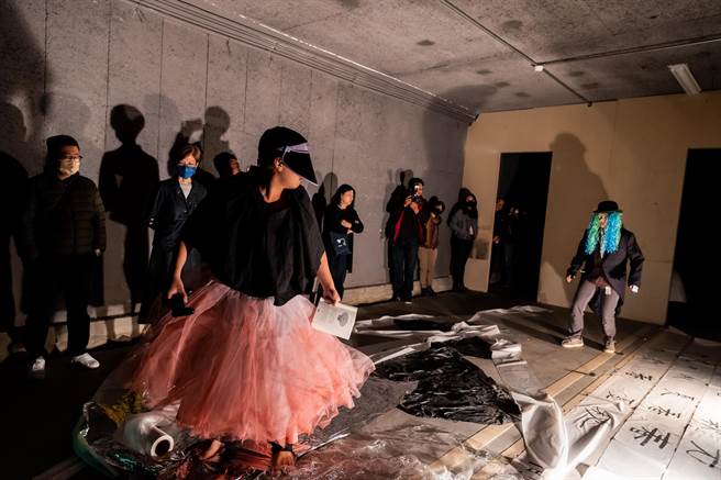 新锐剧作家李忆铢执导新作《昆虫物语：装死》将在2023年新点子实验展登场，她取材昆虫学家法布尔《昆虫记》中的〈装死〉篇章，将主角从「虫」换成「人」，探讨人们在高压社会里的生存之道。（国家两厅院提供）