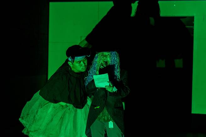 《昆虫物语：装死》剧中的角色设定，并不是由人饰演虫，而是演员先找到人的虫性、身体表现上的虫性，再对应到社会上的角色。（国家两厅院提供）