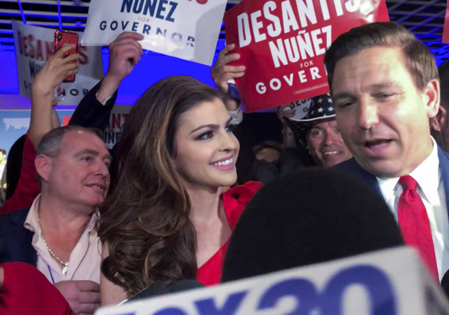 2018年11月6日，迪尚特赢得佛州州长选举，由妻子凯西陪同参加胜选之夜。（资料照／路透）