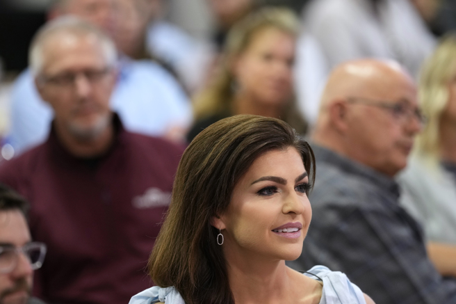 凯西不仅是迪尚特的妻子，也是他的重要幕僚。（美联社）