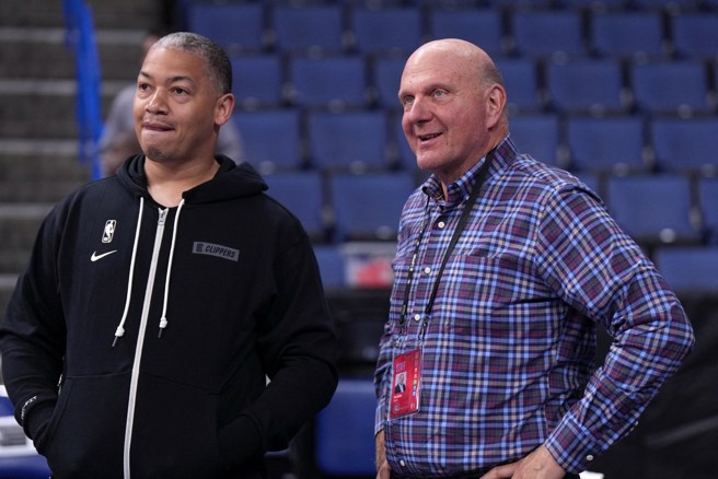 快艇总教练泰隆卢(左)目前仍然深得快艇老板鲍尔默信任。(路透资料照)