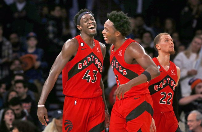 暴龙可能把席亚卡(左)与阿奴诺比同时送到火箭吗？(美联社资料照)