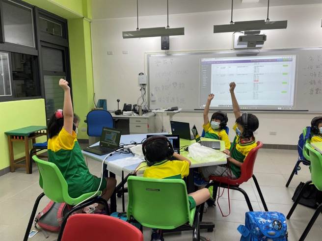 在基隆市中兴国小，数位学习也能与同侪共学。（教育部提供／林志成台北传真）