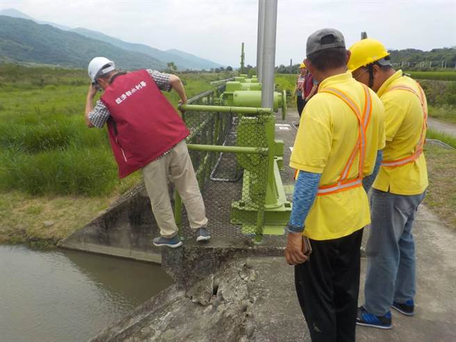 花莲县内的河川单位及乡镇市公所严防颱风雨弹酿灾，已提前盘点防汛设施、检查设备正常运作、检视辖内排水疏通情形，并提醒农友及早採取各项防范措施，未来若有灾损应儘速通报。（九河局提供／罗亦晽花莲传真）