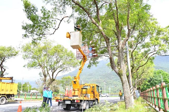花莲县内的河川单位及乡镇市公所严防颱风雨弹酿灾，已提前盘点防汛设施、检查设备正常运作、检视辖内排水疏通情形，并提醒农友及早採取各项防范措施，未来若有灾损应儘速通报。（吉安乡公所提供／罗亦晽花莲传真）