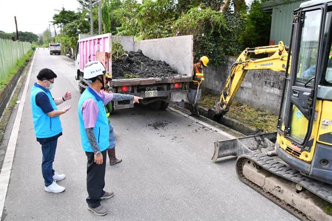 花莲县内的河川单位及乡镇市公所严防颱风雨弹酿灾，已提前盘点防汛设施、检查设备正常运作、检视辖内排水疏通情形，并提醒农友及早採取各项防范措施，未来若有灾损应儘速通报。（吉安乡公所提供／罗亦晽花莲传真）