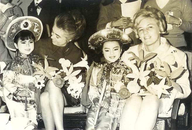 纪宝如5岁半时与阿波罗十二号太空人的夫人们合照。（国家影视听中心提供）