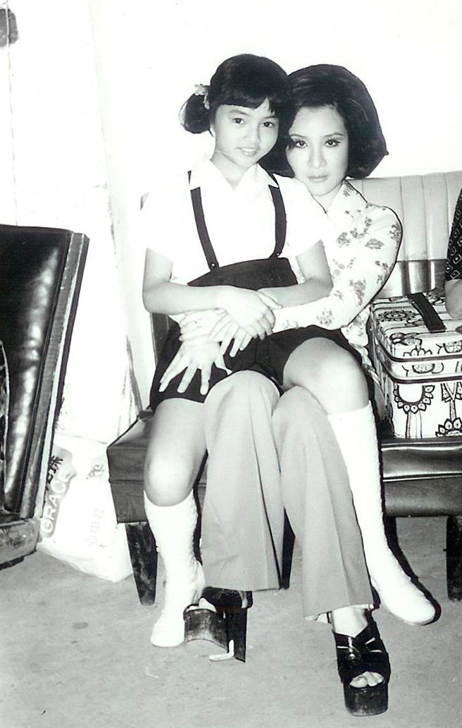 纪宝如（左）深受歌后杨小萍喜爱，收她作乾女儿。（国家影视听中心提供）