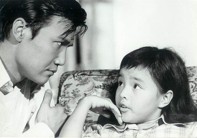 纪宝如（右）与当年知名小生岳扬在《小红娘》演对手戏。（国家影视听中心提供）