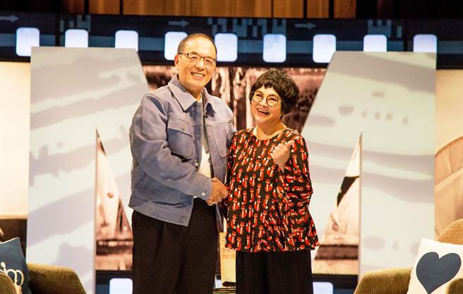 纪宝如（右）与主持人蓝祖蔚合影。（国家影视听中心提供）