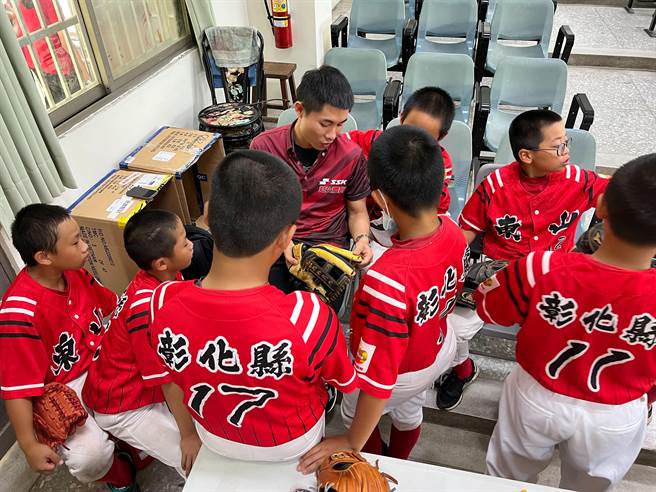 台中热火体育将店内手套工坊移师到现场，协助东山国小球员修復已经破损手套。（校方提供／孙英哲彰化传真）