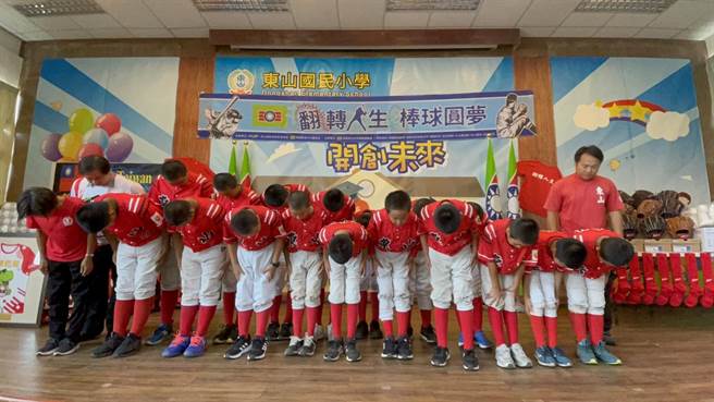 彰化县员林镇东山国小棒球队感谢各界捐助球具等器材。（校方提供／孙英哲彰化传真）