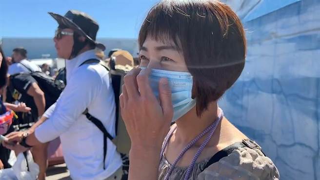 受到玛娃颱风外围环流影响，台东往返绿岛的船班今天中午后全部停航，许多游客搭船返回台东。（蔡旻妤摄）