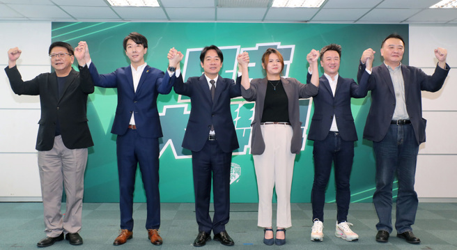 民进党主席赖清德（左3）24日主持新北市立委候选人徵召记者会宣布，新北市立委选举第八选区徵召吴峥（左2）、第十一选区徵召前议员曾柏瑜（右3）及第九选区徵召无党籍政治评论员李正皓（右2）参选，偕同民进党提名小组召集人潘孟安（左）及民进党秘书长许立明（右）一同高喊冻蒜。（资料照／郑任南摄）