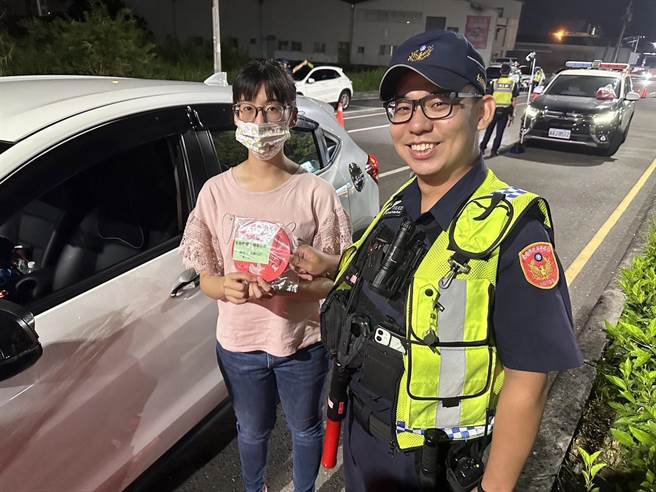 永康分局执行取缔酒后驾车专案，赠送民眾「平安杯垫」，让很多民眾频频称谢。（警方提供／曹婷婷台南传真）