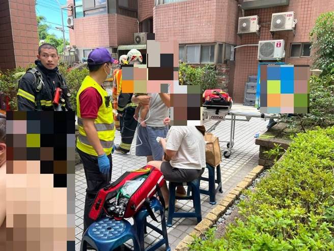 桃园市桃园区三元街1间公寓1楼今天早上9时许发生火警，消防人员紧急疏散19人。（翻摄照片）
