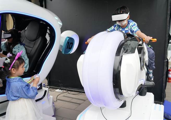 大陆科技成果转化规模呈明显上升趋势。图为2023中关村论坛配套活动「硬科技嘉年华」现场，小朋友正在体验VR摩托。（新华社资料照片）