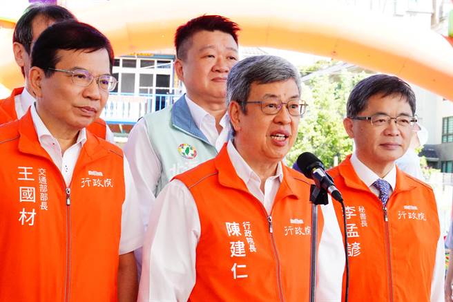 陈建仁说，警察照顾国人的安全，也应该加倍来照顾警察，而国家建设需要中央地方合作，并非为了谁跟选票。（黄敬文摄）