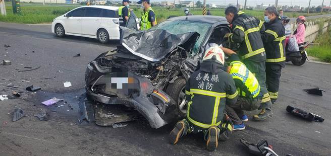 嘉义县消防局今上午8点50分获报，朴子市82快速道路往东石方向，高架路段终点发生车祸，有多人受伤。（嘉县消防局提供／吕妍庭嘉义传真）