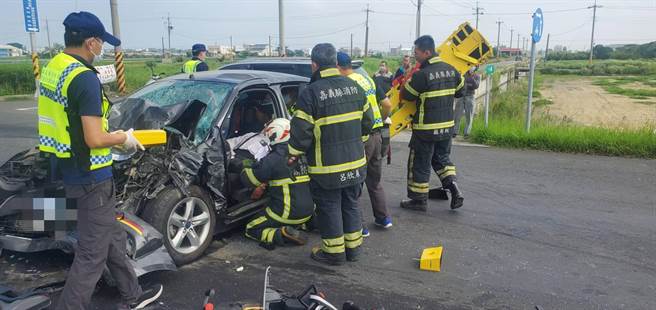 嘉义县消防局今上午8点50分获报，朴子市82快速道路往东石方向，高架路段终点发生车祸，有多人受伤。（嘉县消防局提供／吕妍庭嘉义传真）