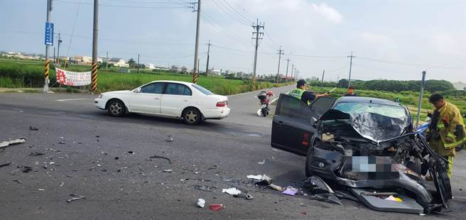 嘉义县消防局今上午8点50分获报，朴子市82快速道路往东石方向，高架路段终点发生车祸，有多人受伤。（嘉县消防局提供／吕妍庭嘉义传真）