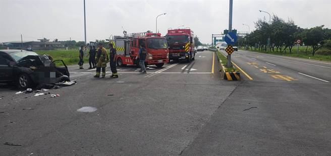 嘉义县消防局今上午8点50分获报，朴子市82快速道路往东石方向，高架路段终点发生车祸，有多人受伤。（嘉县消防局提供／吕妍庭嘉义传真）