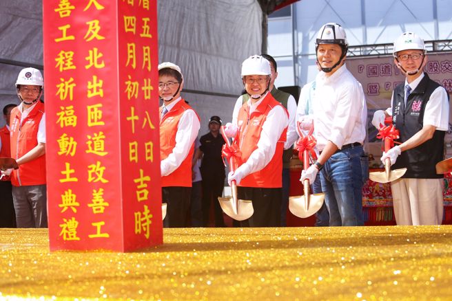 行政院长陈建仁（中）28日出席「国道1号五股交流道增设北入及北出匝道改善工程」暨「国道1号林口交流道改善工程」祈福动土典礼。（黄世麒摄）