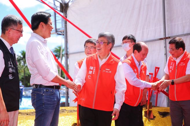 行政院长陈建仁（中前）28日出席「国道1号五股交流道增设北入及北出匝道改善工程」暨「国道1号林口交流道改善工程」祈福动土典礼，与新北市副市长朱惕之（左二）握手致意。（黄世麒摄）