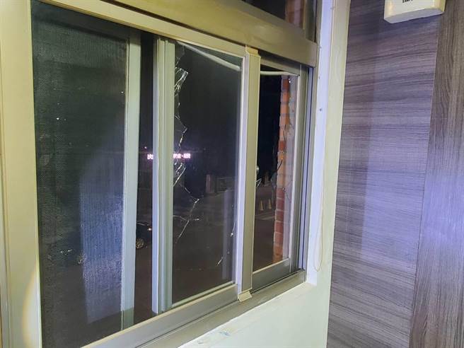 嫌犯砸毁5辆机车及玻璃窗。（警方提供）