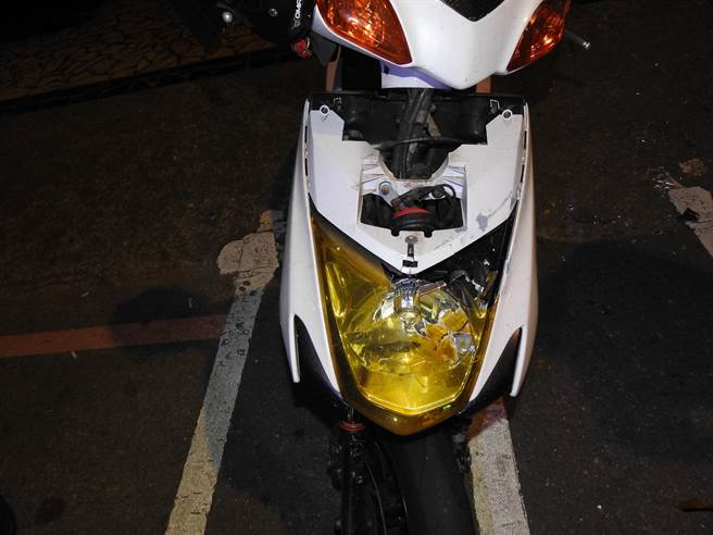 嫌犯砸毁5辆机车及玻璃窗。（警方提供）