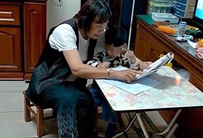 花莲县政府近年积极培育原住民族语保母，替幼儿建构最自然且有效的学习母语环境，让族语的种子从家庭生根萌芽。（花莲县政府原民处提供／罗亦晽花莲传真）