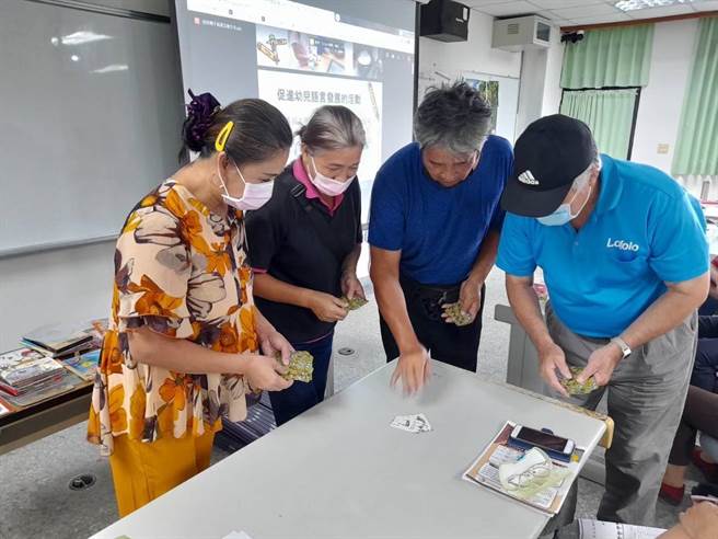 花莲县政府近年积极培育原住民族语保母，替幼儿建构最自然且有效的学习母语环境，让族语的种子从家庭生根萌芽。（花莲县政府原民处提供／罗亦晽花莲传真）