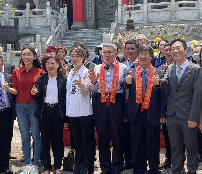 民眾党台南市党部主委蔡宛秦（左三）24日陪党主席柯文哲（右三）到东区南圣宫参拜。（曹婷婷摄）