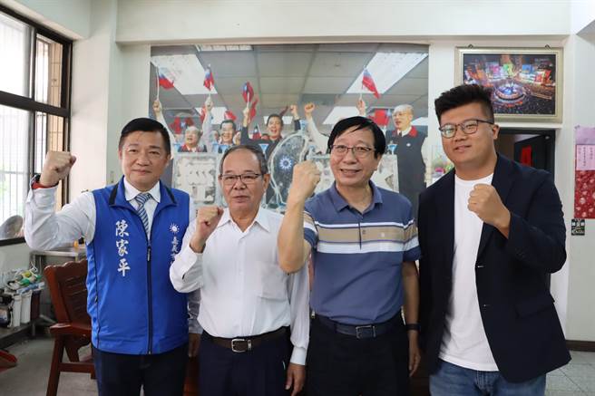 今上午11点结果在市党部公布民调结果，田长沛（右一）、陈家平（左一）亲自到场。（吕妍庭摄）