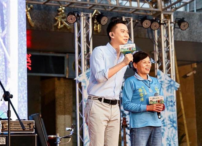 竹北市长郑朝方（左）27日傍晚受邀出席头份四月八客家文化节活动，再一次诠释2013年他为该节庆量身打造作词、谱曲的主题曲「转到戏棚下」。（竹北市公所提供／邱立雅竹县传真）