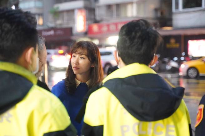 一位学生在介寿国中前跑过斑马线遭撞飞，民进党台北市议员许淑华邀相关单位到事发地会勘。(图取自许淑华脸书)